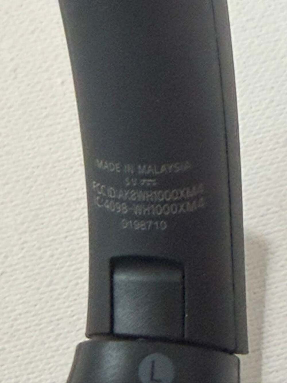Sony WH-1000XM4 Wireless Noise Canceling Over-Ear Headphones - Picture 6 of 7
